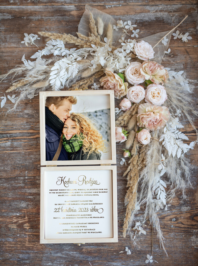 Zaproszenia ślubne dla Rodziców w specjalnej drewnianej skrzynce z napisem na złotym lustrze-1