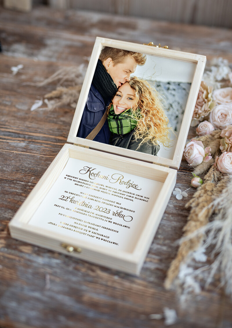 Zaproszenia ślubne dla Rodziców w specjalnej drewnianej skrzynce z napisem na złotym lustrze-3