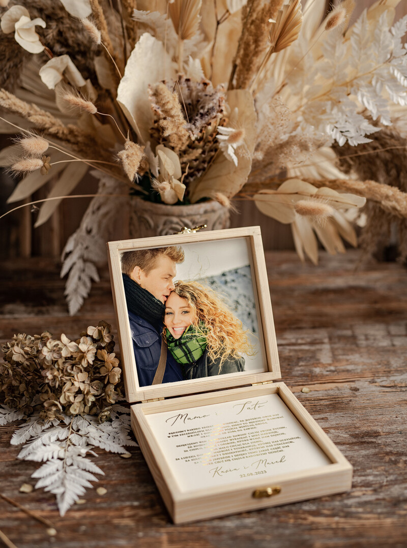 Zaproszenia ślubne dla Rodziców: Drewniana skrzyneczka ze zdjęciem - wyjątkowy prezent dla najważniejszych osób w naszym życiu-2