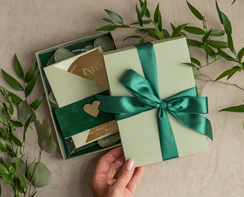 Zielone pudełko zaproszenie dla rodziców: wyjątkowe zaproszenia z suszonymi kwiatami-6