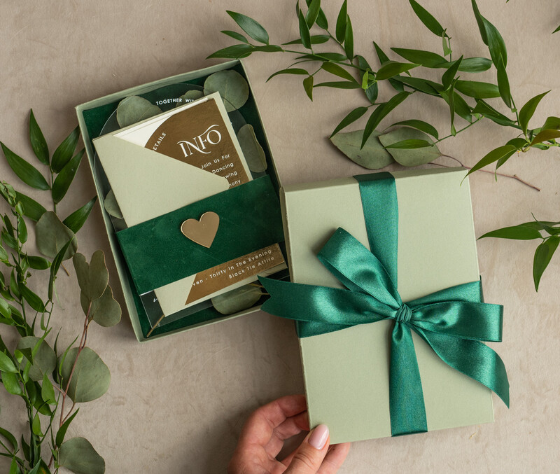 Zielone pudełko zaproszenie dla rodziców: wyjątkowe zaproszenia z suszonymi kwiatami-5