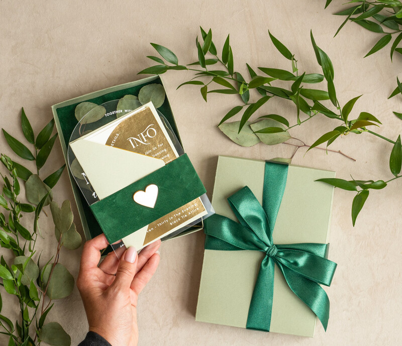 Zielone pudełko zaproszenie dla rodziców: wyjątkowe zaproszenia z suszonymi kwiatami-4