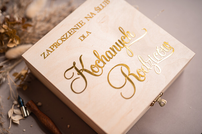 Zaproszenia ślubne dla Rodziców - Prezent: spinki i naszyjnik - drewniana skrzynka z złotym napisem-6