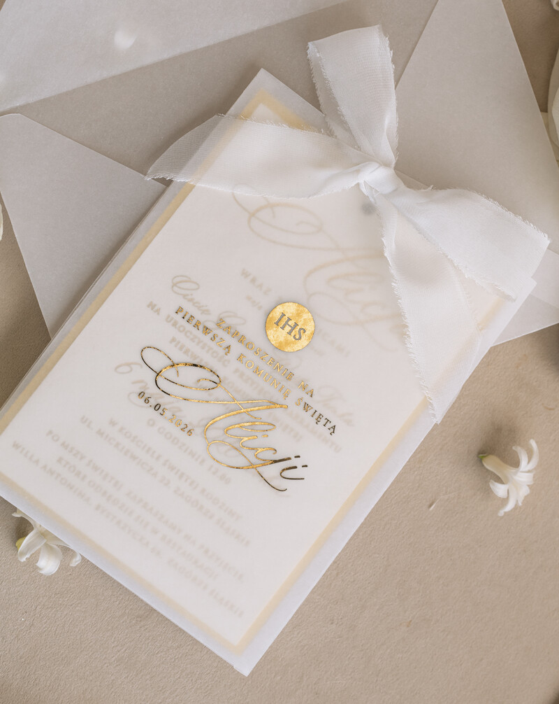 Złote zaproszenia na Pierwszą Komunię w eleganckiej kieszonce z wstążką-1