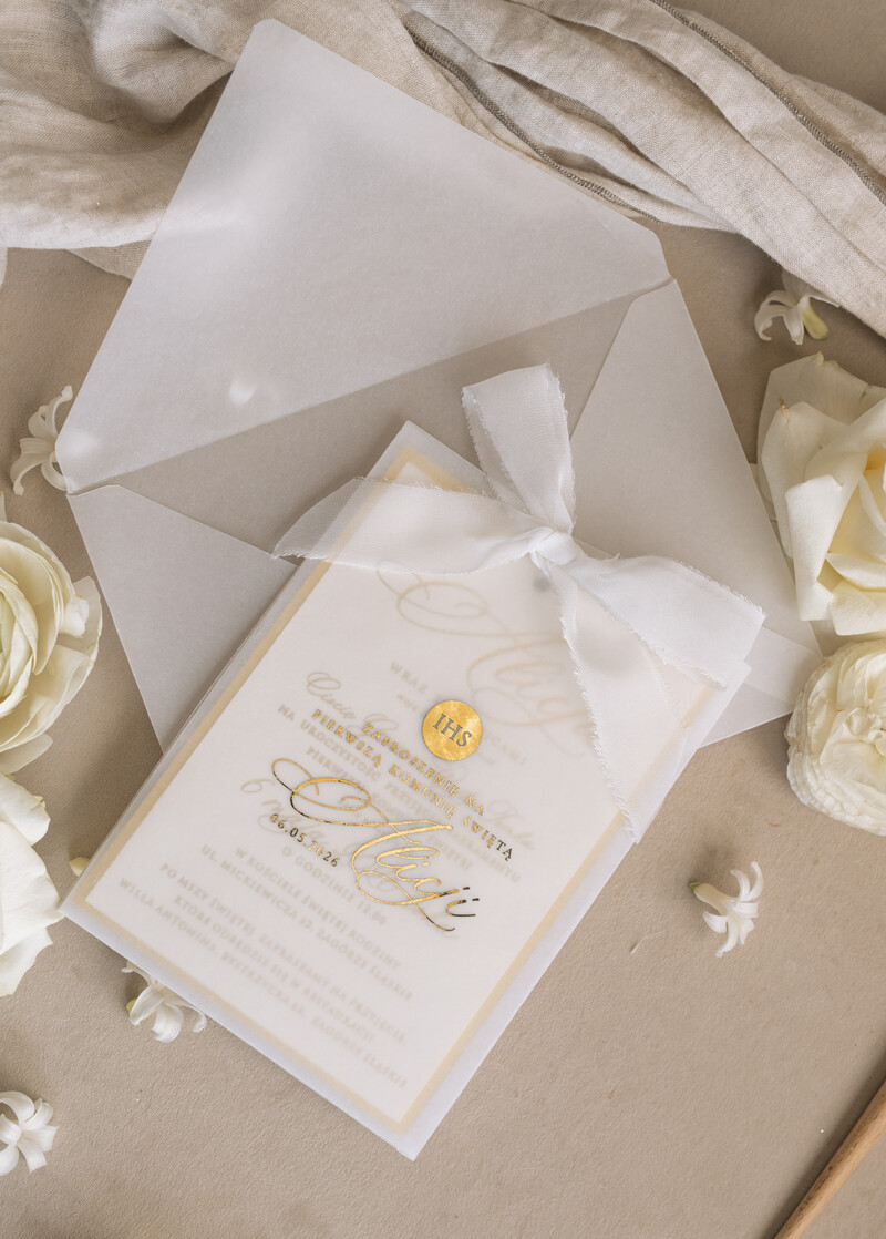 Złote zaproszenia na Pierwszą Komunię w eleganckiej kieszonce z wstążką-2