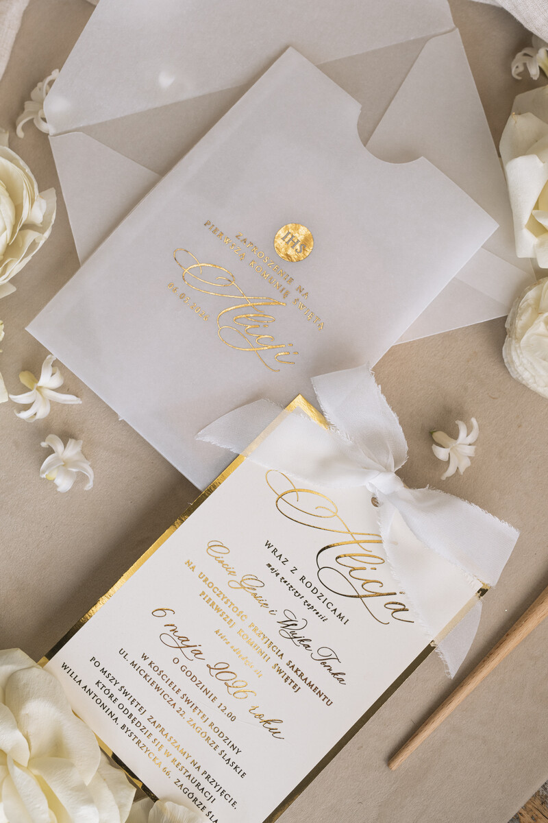 Złote zaproszenia na Pierwszą Komunię w eleganckiej kieszonce z wstążką-4
