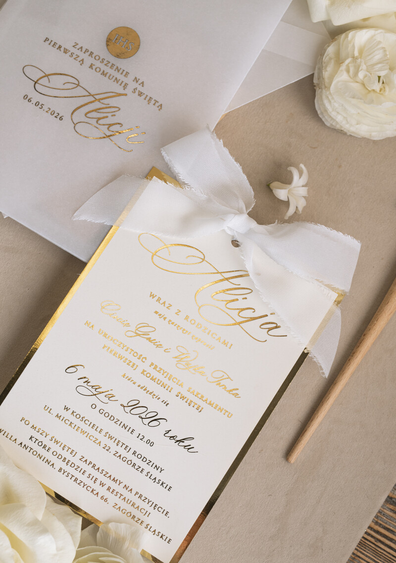 Złote zaproszenia na Pierwszą Komunię w eleganckiej kieszonce z wstążką-5