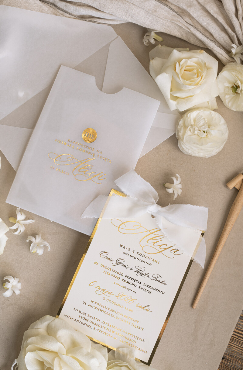 Złote zaproszenia na Pierwszą Komunię w eleganckiej kieszonce z wstążką-6