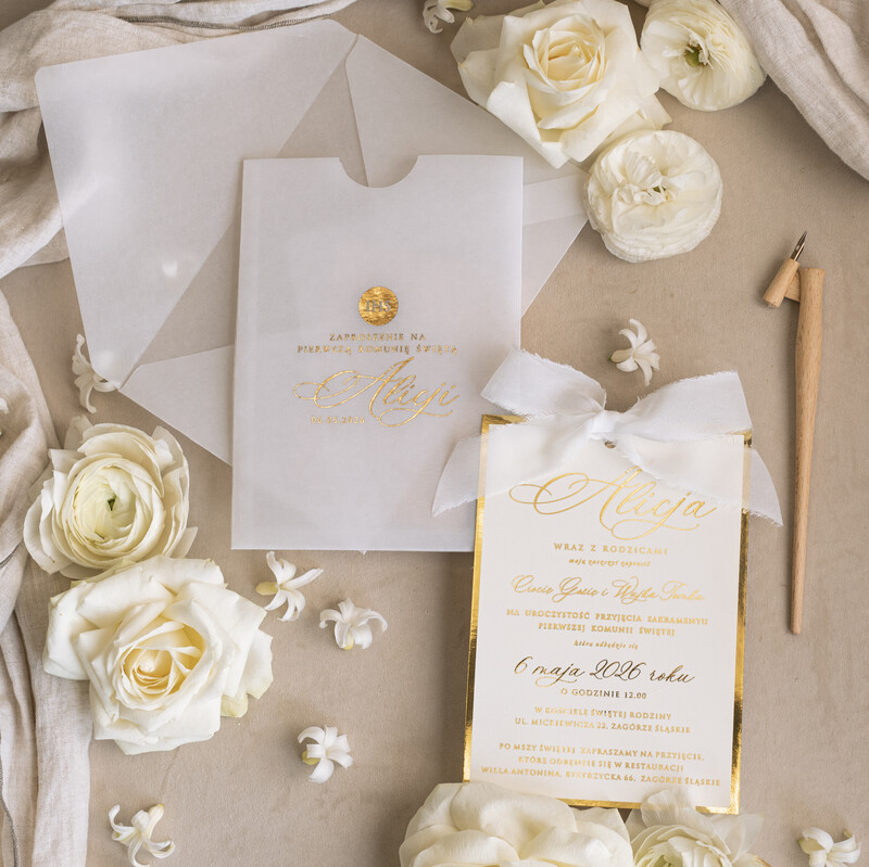Złote zaproszenia na Pierwszą Komunię w eleganckiej kieszonce z wstążką-7