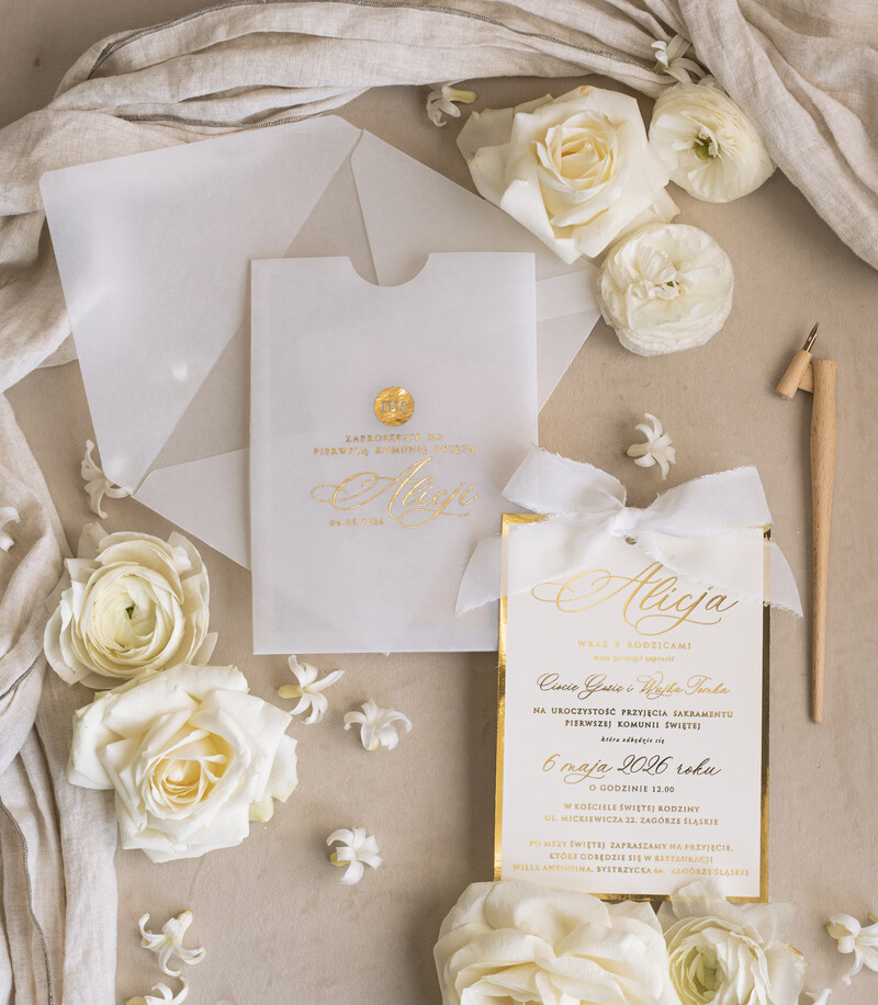 Złote zaproszenia na Pierwszą Komunię w eleganckiej kieszonce z wstążką-8